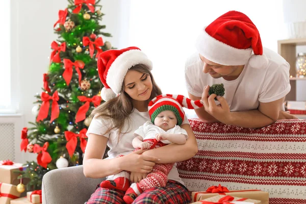 Pareja Feliz Con Bebé Sombreros Navidad Casa —  Fotos de Stock