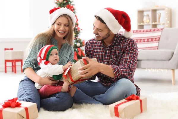 Pareja Feliz Con Bebé Celebrando Navidad Juntos Casa —  Fotos de Stock