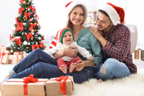 Pareja Feliz Con Bebé Celebrando Navidad Juntos Casa —  Fotos de Stock