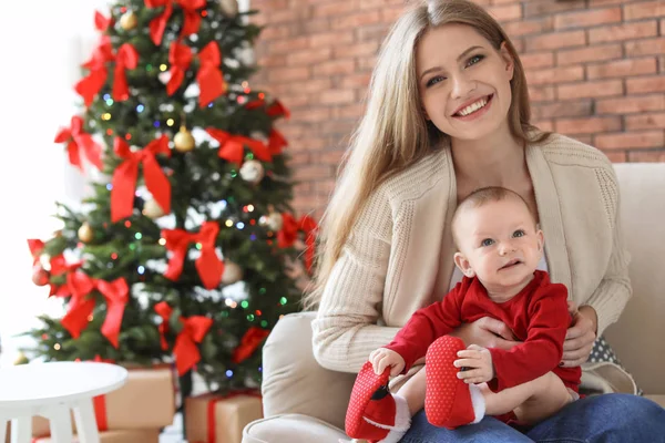 Genç Kadın Kutlama Noel Evde Bebekle — Stok fotoğraf