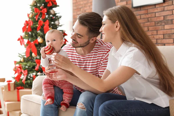 Pareja Feliz Con Bebé Celebrando Navidad Juntos Casa —  Fotos de Stock