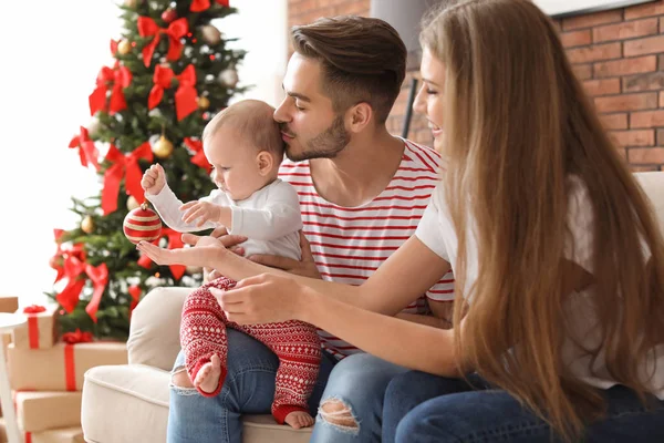크리스마스를 집에서 아기와 — 스톡 사진