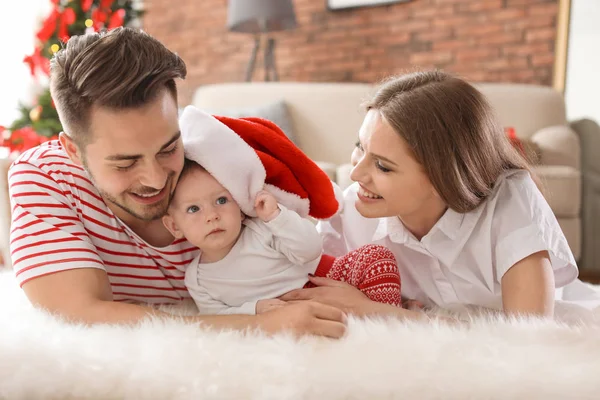 Pareja Feliz Con Bebé Celebrando Navidad Juntos Casa —  Fotos de Stock