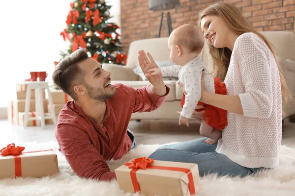 Pareja Feliz Con Bebé Celebrando Navidad Juntos Casa —  Fotos de Stock