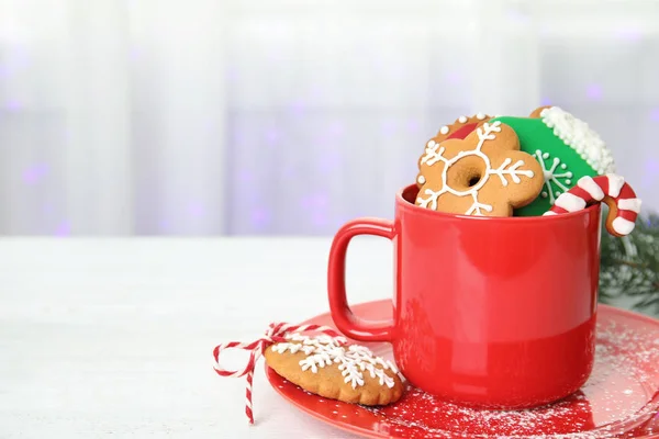 Tasse Mit Leckeren Hausgemachten Weihnachtsplätzchen Auf Dem Tisch — Stockfoto