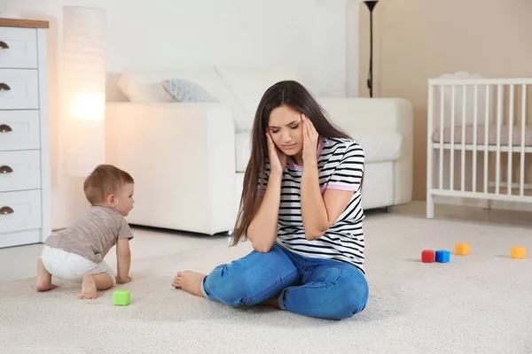 Junge Mutter Leidet Postnataler Depression Und Niedlicher Junge Hause — Stockfoto