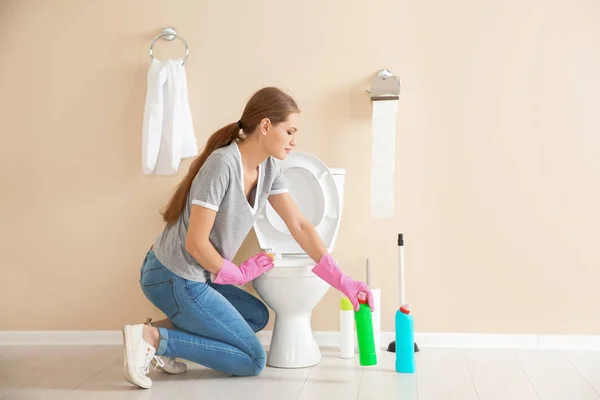 Žena Čištění Záchodové Mísy Koupelně — Stock fotografie