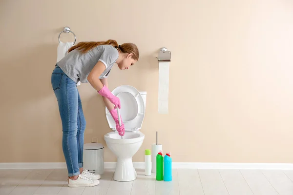 Mulher Limpeza Vaso Sanitário Banheiro — Fotografia de Stock