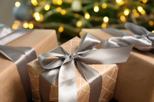 美しいギフト ボックスと背景にぼやけのクリスマス ツリー — ストック写真
