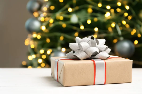 Όμορφη Συσκευασία Δώρου Και Θολή Χριστουγεννιάτικο Δέντρο Φόντο — Φωτογραφία Αρχείου