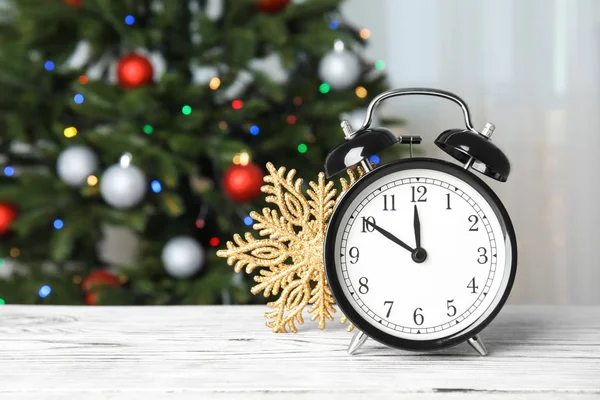 レトロな目覚まし時計とテーブルの上のお祭りの装飾 クリスマス カウント ダウン — ストック写真