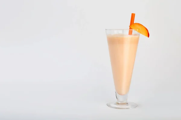 Bicchiere Con Delizioso Frullato Latte Sfondo Bianco — Foto Stock