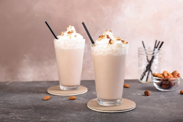 Vasos Con Deliciosos Batidos Leche Mesa —  Fotos de Stock