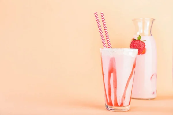Glassware Delicious Milk Shakes Color Background — Stock Photo, Image