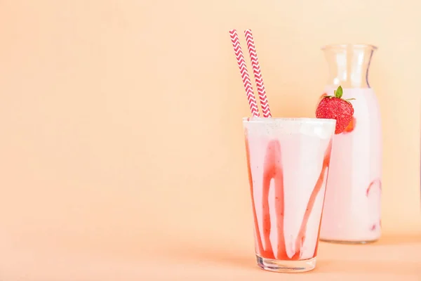 Verrerie Avec Délicieux Milk Shakes Sur Fond Couleur — Photo