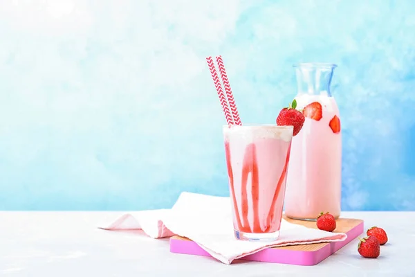 Gläser Mit Leckeren Milchshakes Auf Dem Tisch — Stockfoto