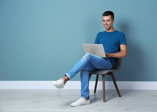 Homme Vêtements Décontractés Avec Ordinateur Portable Près Mur Couleur — Photo