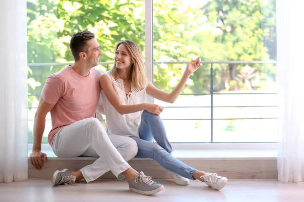 Feliz Jovem Casal Sentado Perto Janela Casa — Fotografia de Stock