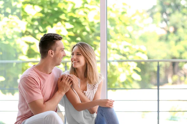 Feliz Joven Pareja Sentada Cerca Ventana Casa — Foto de Stock