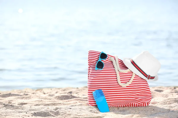 Bolsa Óculos Sol Chapéu Areia Perto Mar Objeto Praia — Fotografia de Stock