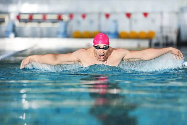 Junger Sportler Schwimmt Pool — Stockfoto