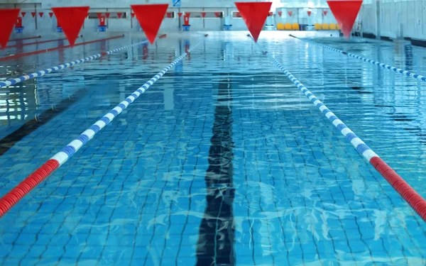 Moderne Zwembad Met Blauw Water Binnenshuis — Stockfoto