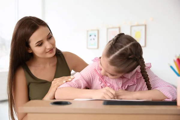 Jonge Vrouw Een Meisje Met Een Autistische Stoornis Tekening Thuis — Stockfoto