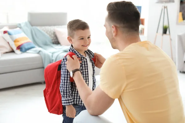 Jovem Ajudando Seu Filho Preparar Para Escola Casa — Fotografia de Stock