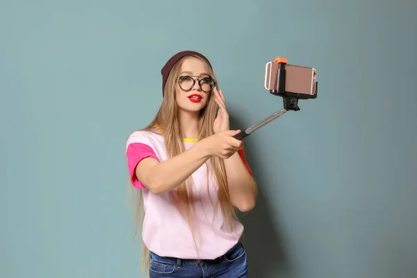 Jovem Atraente Tomando Selfie Fundo Cinza — Fotografia de Stock