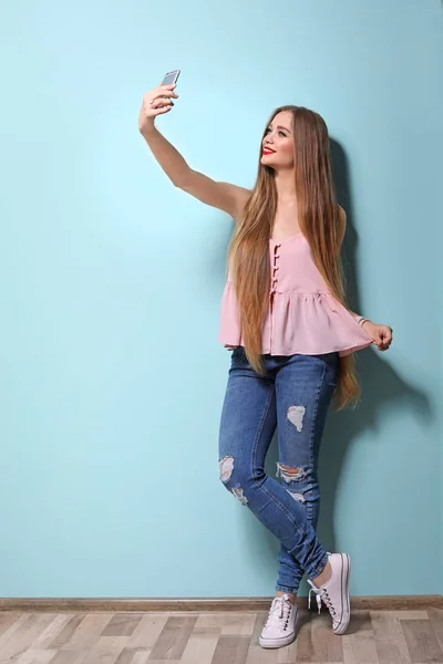 Atractiva Joven Mujer Tomando Selfie Cerca Pared Color —  Fotos de Stock