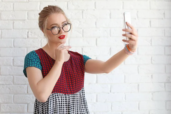 Atraente Jovem Mulher Tomando Selfie Perto Parede Tijolo — Fotografia de Stock