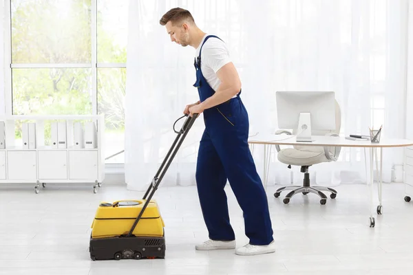 Trabajador Masculino Con Máquina Limpieza Pisos Interiores —  Fotos de Stock