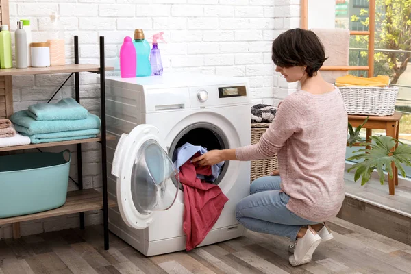 Jovem Mulher Colocando Roupas Máquina Lavar Casa — Fotografia de Stock