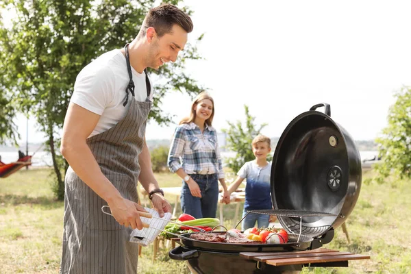 Familia Feliz Teniendo Barbacoa Con Parrilla Moderna Aire Libre — Foto de Stock