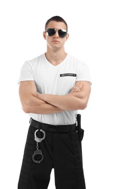 Beyaz arka plan üzerinde üniformalı erkek güvenlik görevlisi