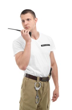 Erkek güvenlik görevlisi taşınabilir radyo vericisi beyaz arka plan üzerinde kullanma