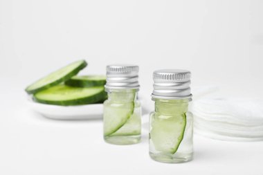 Açık renkli salatalık su şişe. Taze cilt bakım tonik