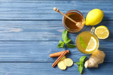 Fincan sıcak çay, limon ve zencefil ahşap masa, üstten görünüm soğuk için