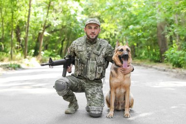 Alman çoban köpek açık havada ile askeri üniformalı erkeklere