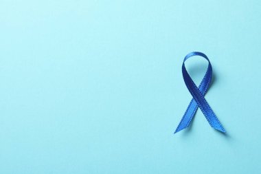 Renk arka plan, üstten görünüm olarak blue ribbon. Kanseri bilinçlendirme