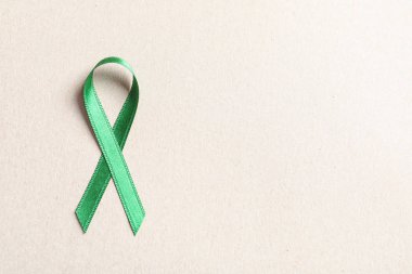 Şerit renk arka plan üzerinde yeşil, görünümü top. Kanseri bilinçlendirme