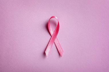 Pembe kurdele renk arka plan, üstten görünüm üzerinde. Kanseri bilinçlendirme