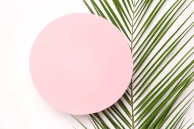 Açık renkli, üstten görünüm tropikal yapraklar ile güzel kompozisyon