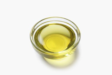 Beyaz arka plan üzerinde taze zeytin yağı ile küçük kase