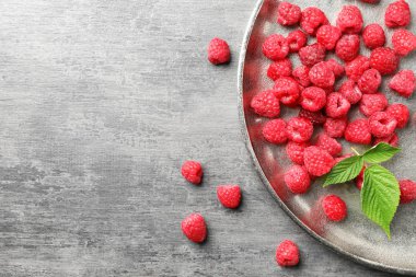 Tepsi ile olgun aromatik ahududu masada, üstten görünüm