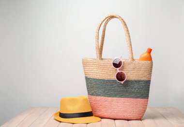 Tablo karşı açık renkli plaj nesnelerle çanta