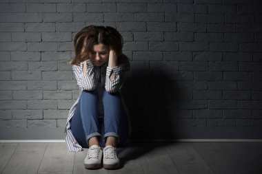 Yalnız kadın yakınındaki duvara depresyon acı