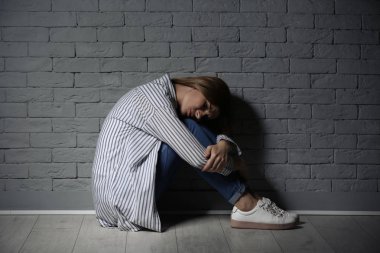 Yalnız kadın yakınındaki duvara depresyon acı