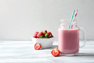 Mason kavanoza lezzetli çilek güler yüzlü tablo ile