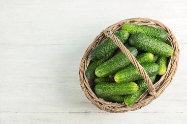 Hasır sepet masada, üstten görünüm olgun taze salatalık ile